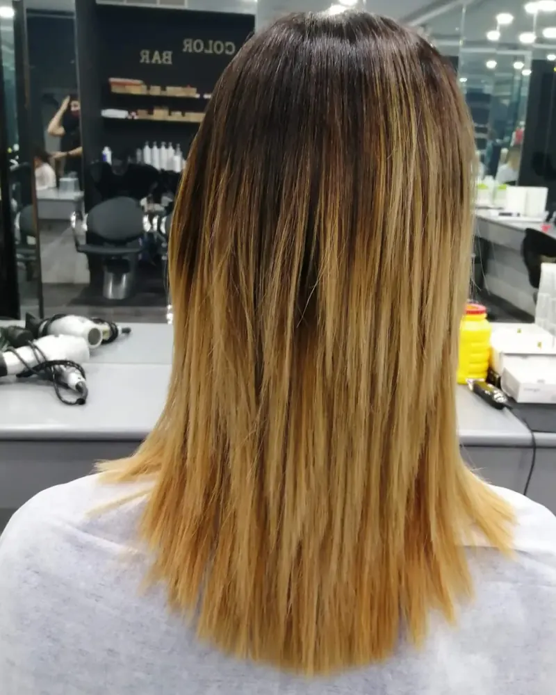 Melena con mechas degradadas, de espaldas, en el salón Maverick