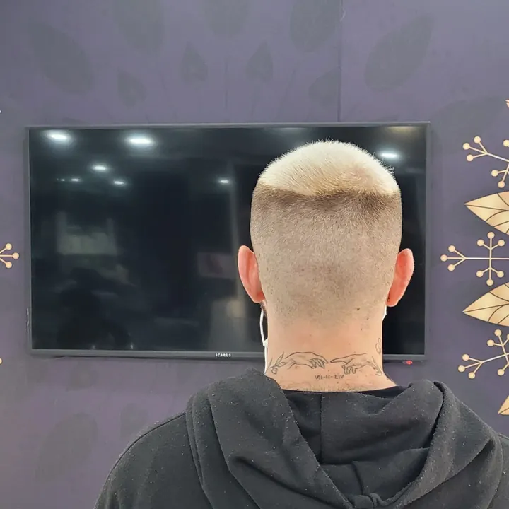 Corte de caballero degradado con el pelo teñido de platino, visto de espaldas
