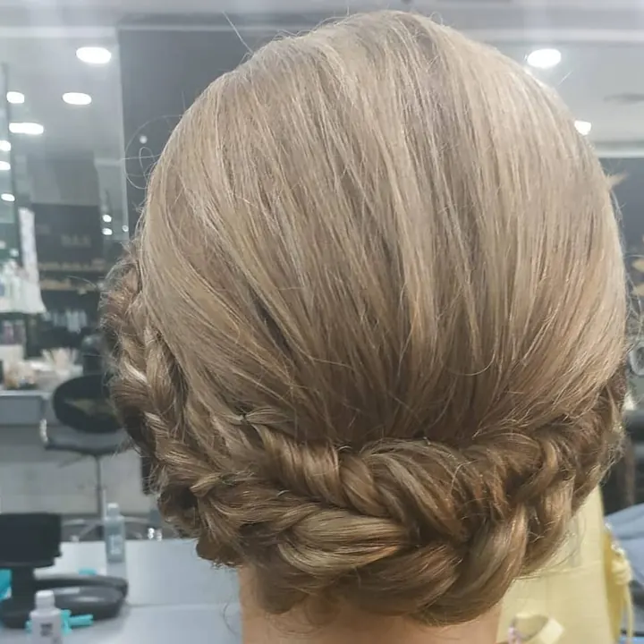 Recogido bajo con trenzas, visto de espaldas